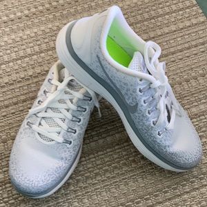 Nike Running Sneakers Size 7 1/2 white and gray